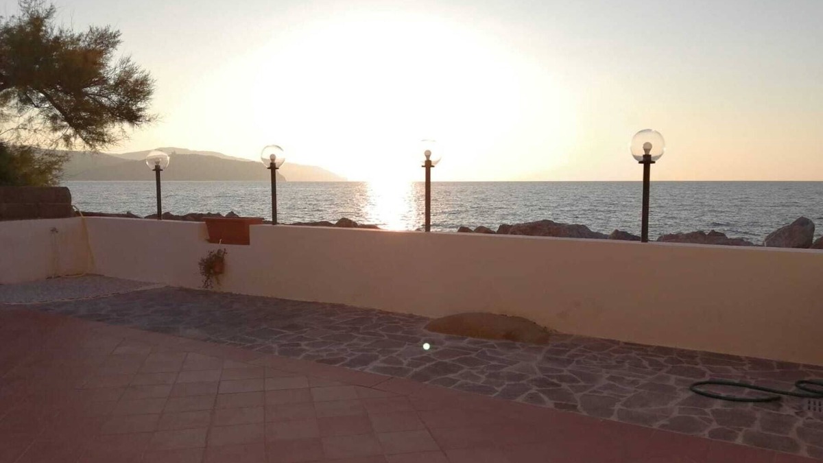 Vigliatore House | Cozy little house with terrace on the sea facing the beautiful Aeolian Islands