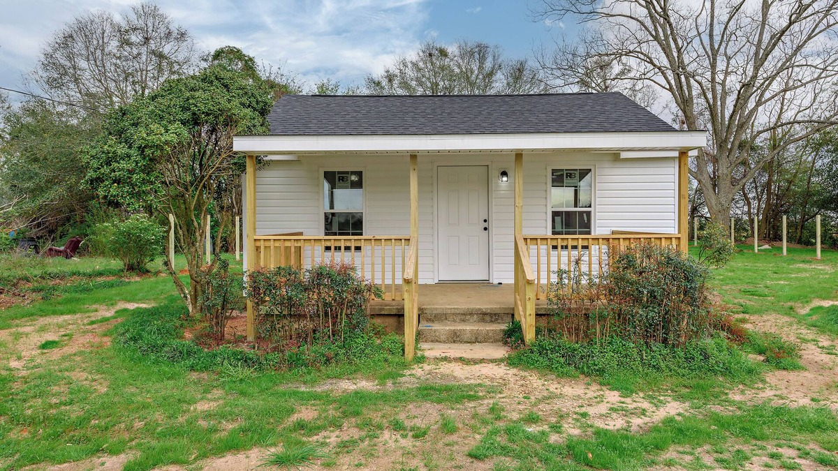Enterprise House | Cozy Little House in Level Plains