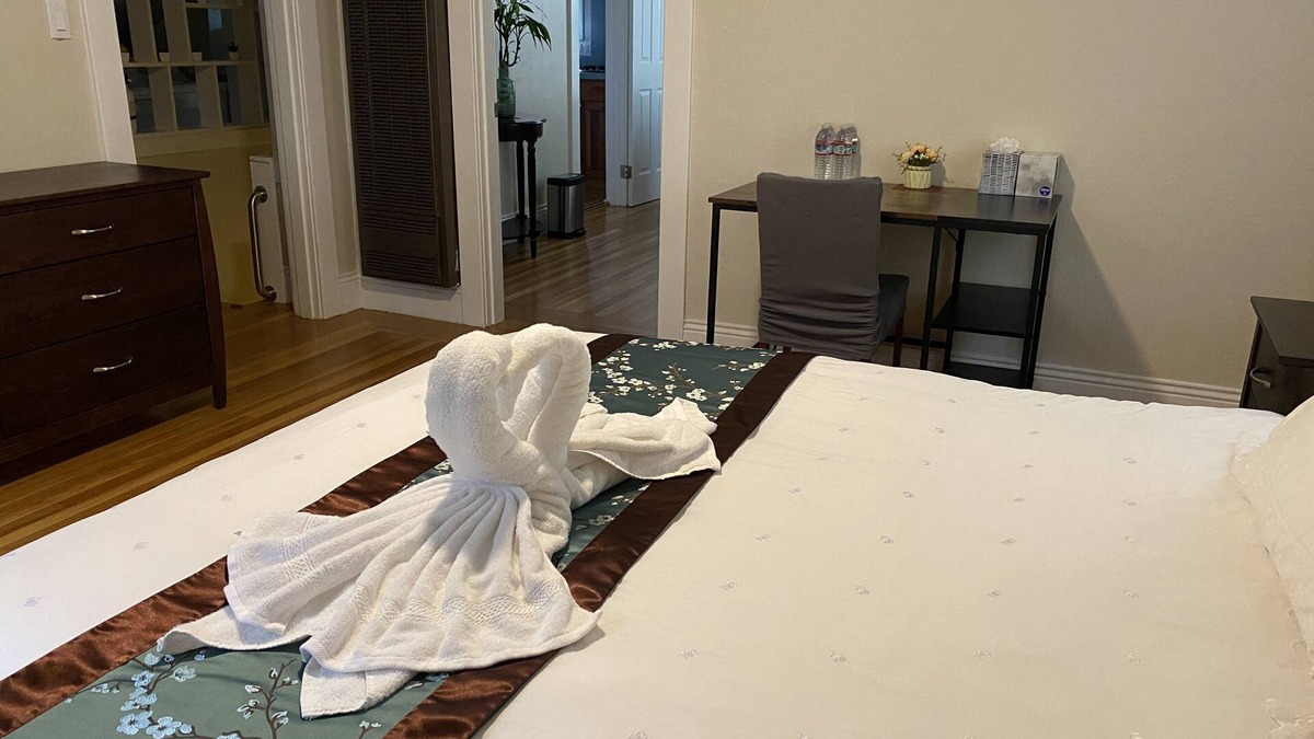 Burlingame House | Cozy living, one block from Downtown Burlingame