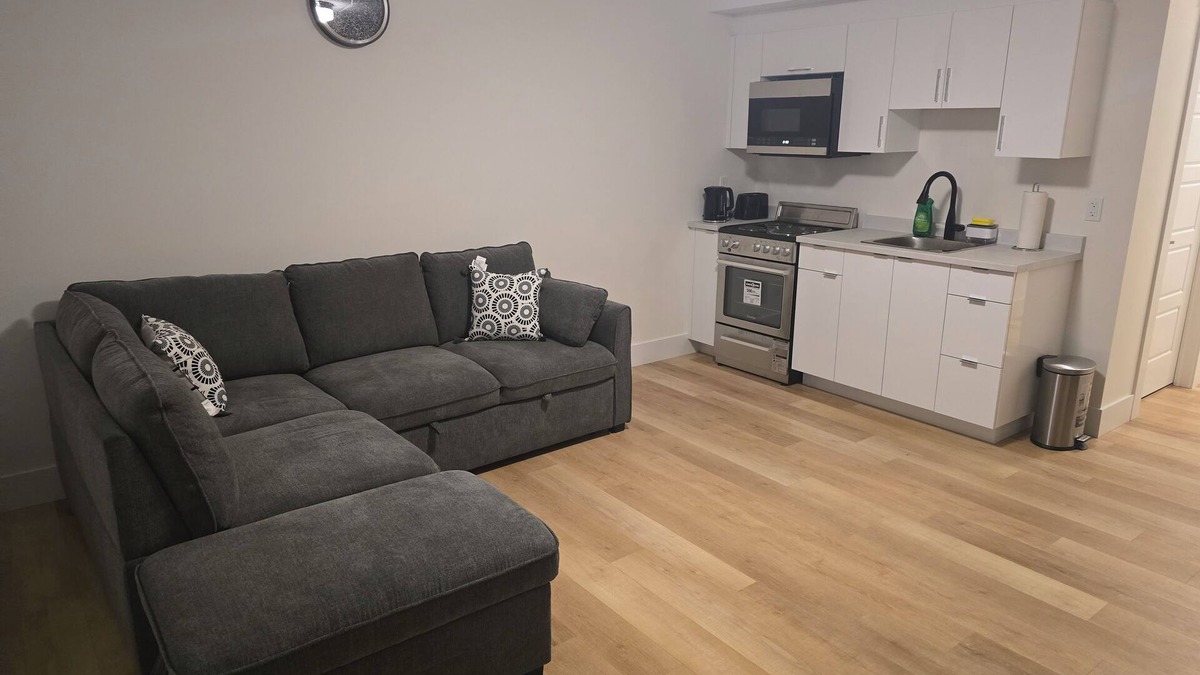 Riverview Apartment | Cozy living room and bedroom apartment in tranquil Riverview with WiFi