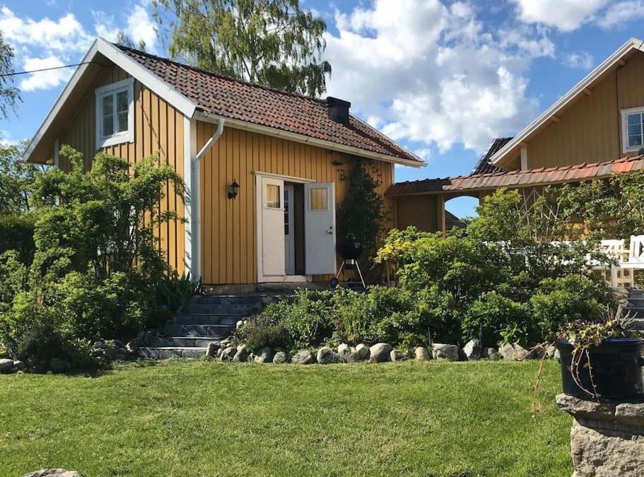 Holo House | Cozy lodge at horse farm with lake and sauna