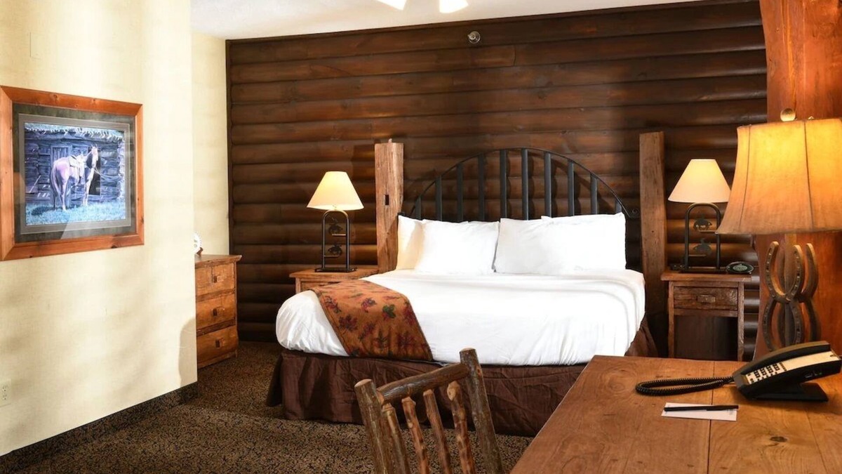 Onalaska Hotel | Cozy Lodge Retreat Near Mississippi River with Pool and Free Breakfast