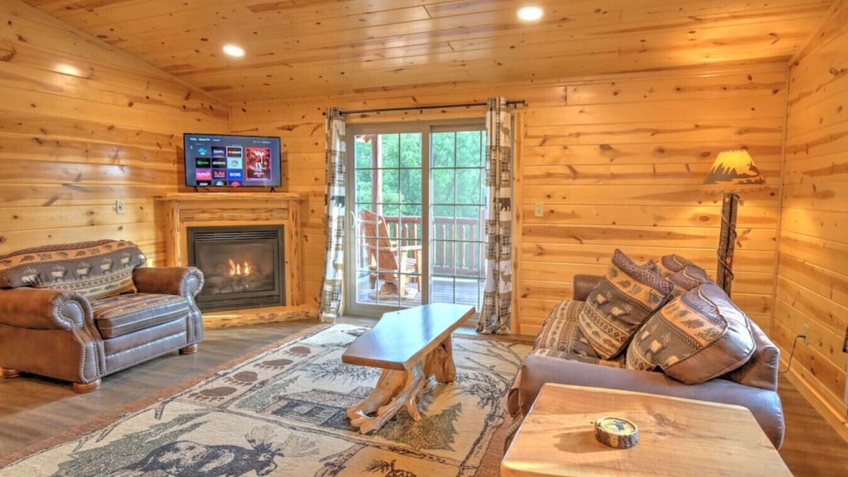 Millersburg Apartment | Cozy Lodge Suite with Balcony in Ohio's Amish Country