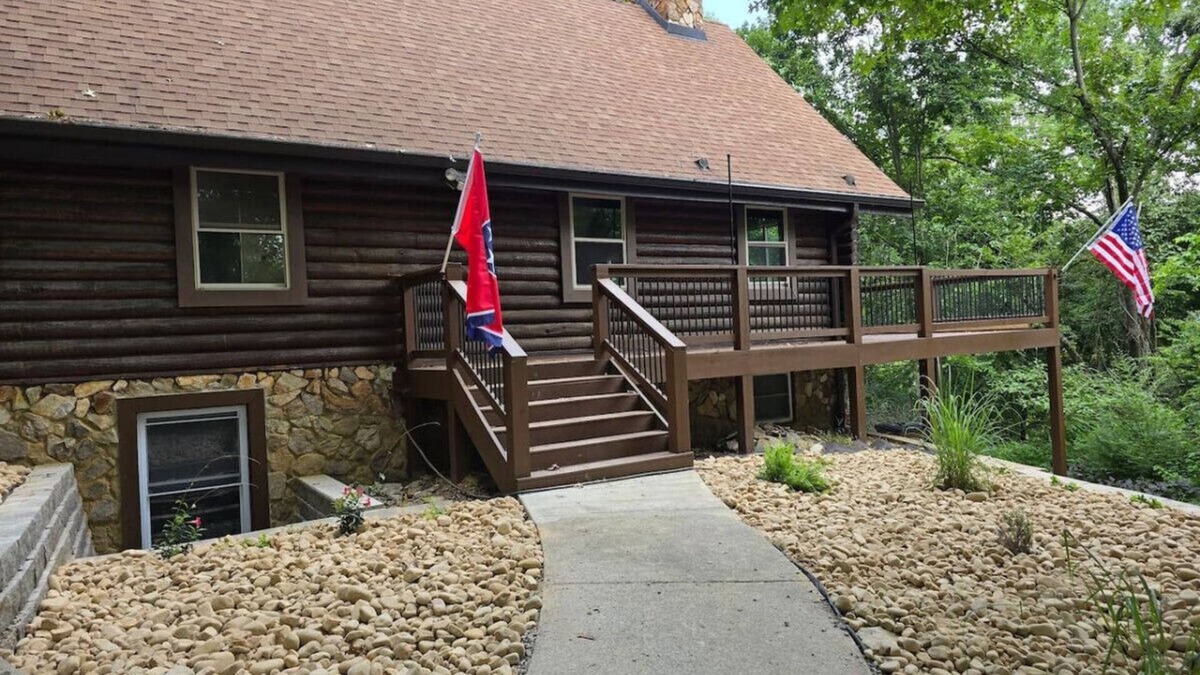 Bellevue Cabin | Cozy log cabin, 25 mins to Broadway