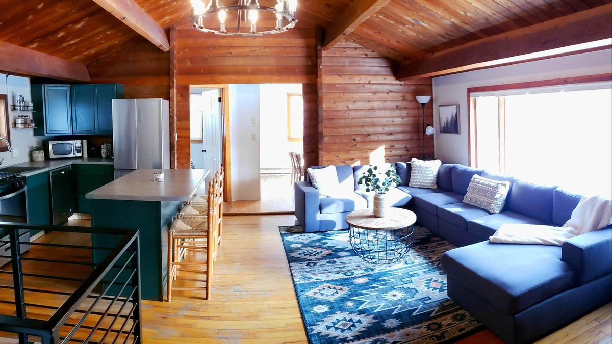 Ludlow Cabin | Cozy Log Cabin, 5 Min to Ski, Great for Groups, Oversized Deck, Dog-friendly