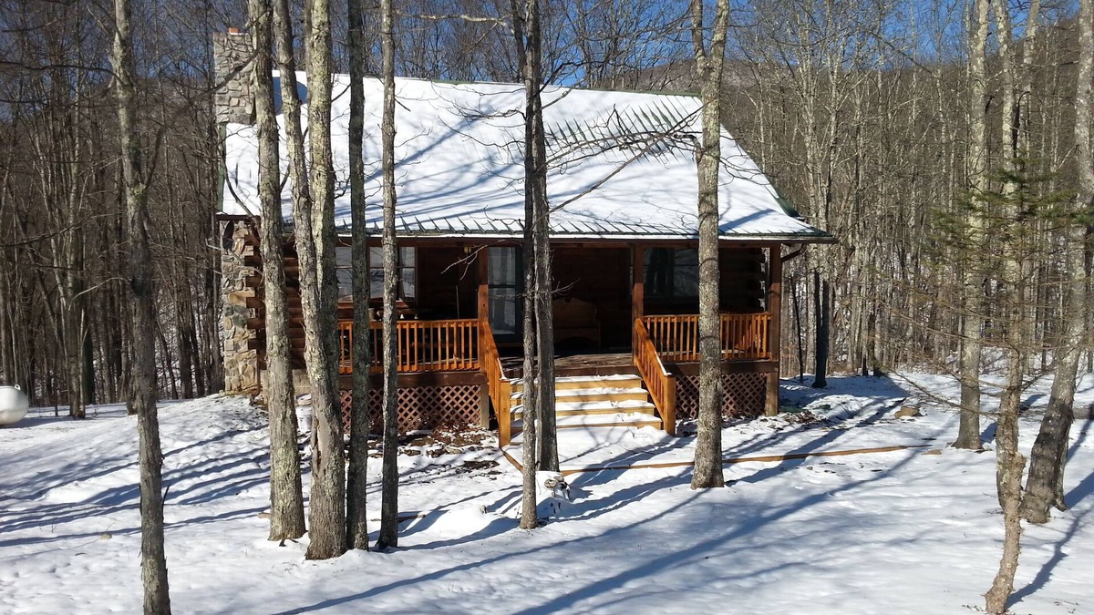 Slatyfork Farm Cabin | Cozy Log Cabin Close to Snowshoe, 2 Bedrooms and a Loft