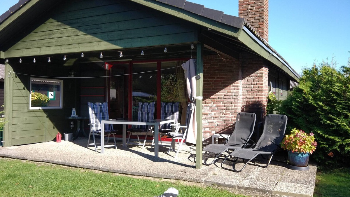 Damp Resort | Cozy log cabin for up to 4 people, free WLAN, fenced property