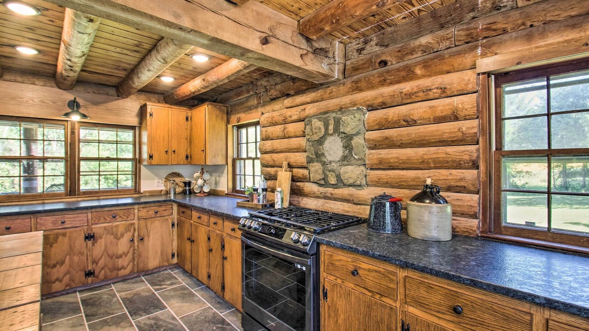 Ruckersville Cottage | Cozy Log Cabin Getaway w/Fire Pit + 3 Acres!