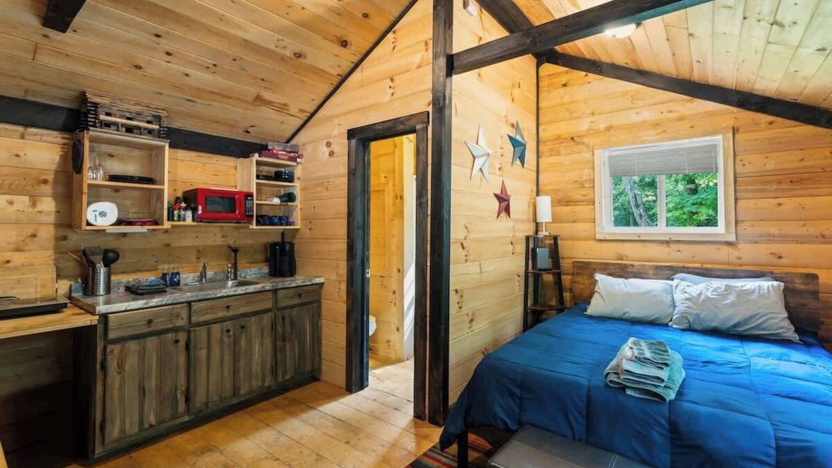 Primrose Cabin | Cozy Log Cabin Getaway in Heart of RRG!