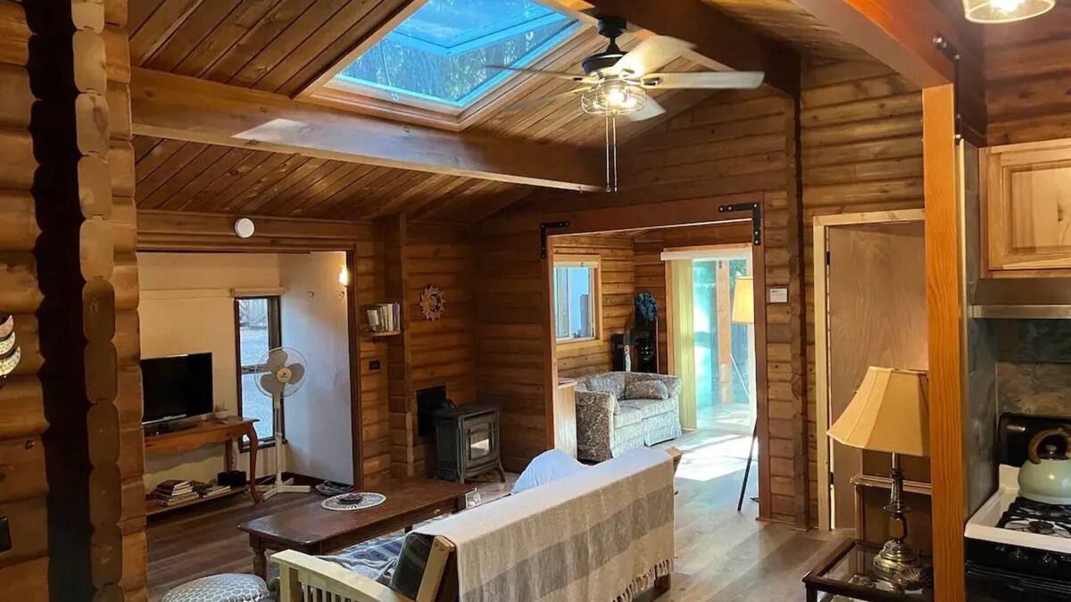 Nevada City Cabin | Cozy log cabin in the woodsnn