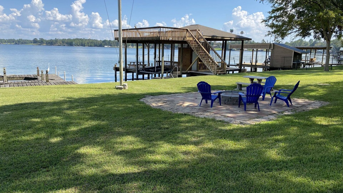 West Livingston House | Cozy Log Cabin - Lakefront 2 Boat Lifts 2 Jet Ski Lift FirePit 1Gig WiFi