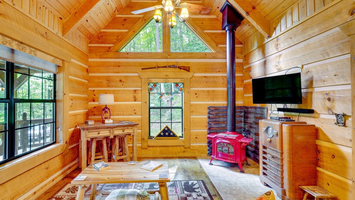Bean Station Cabin | Cozy Log Cabin on 11 Acres: 3 Mi to Cherokee Lake!