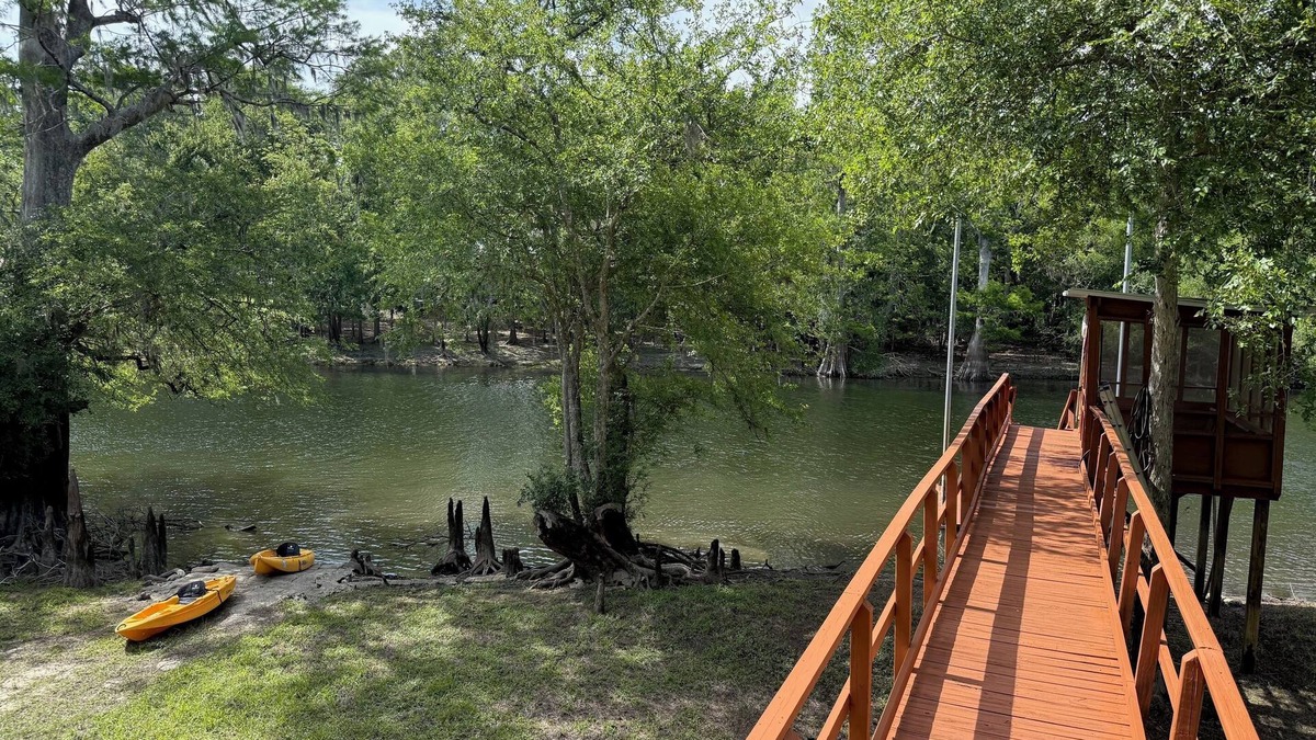 Branford Cabin | Cozy Log Cabin Retreat on the Santa Fe River – Nature, Kayaking & Relaxation!