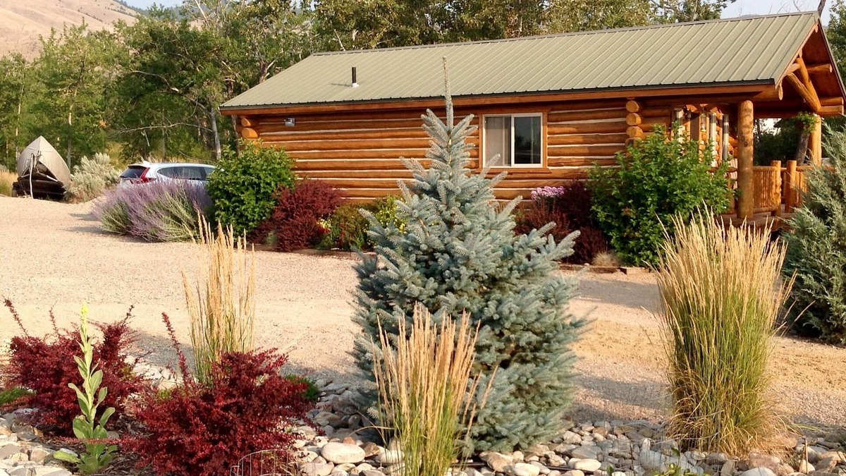 Salmon Cabin | Cozy log cabin set along Jesse creek within walking distance to downtown Salmon