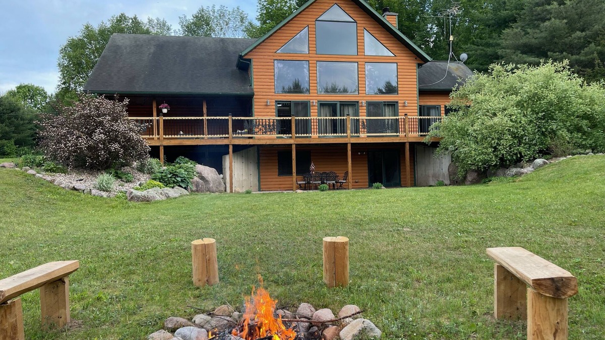 Iola Cabin | Cozy log Cabin tucked away in natures serenity