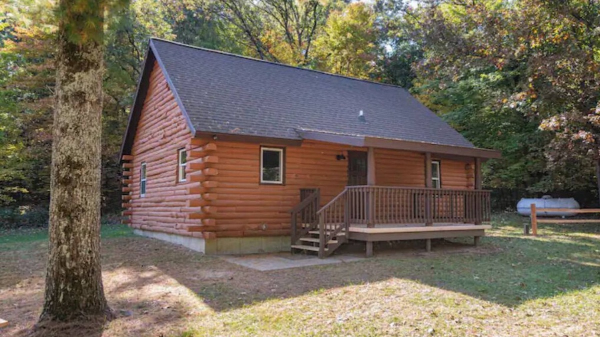 Wisconsin Dells Cabin | Cozy Log Cabin Nestled in the Pines but just Minutes to Everything!