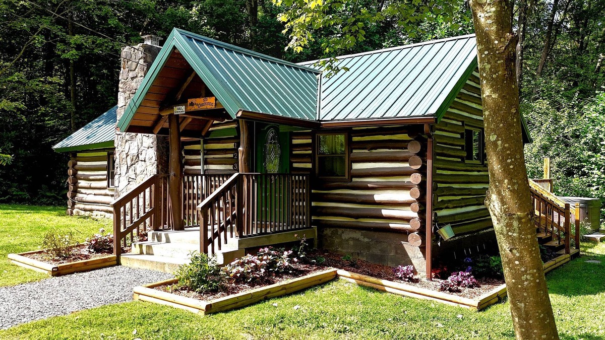 Markleysburg Cabin | Cozy log cabin with hot tub in Markleysburg!