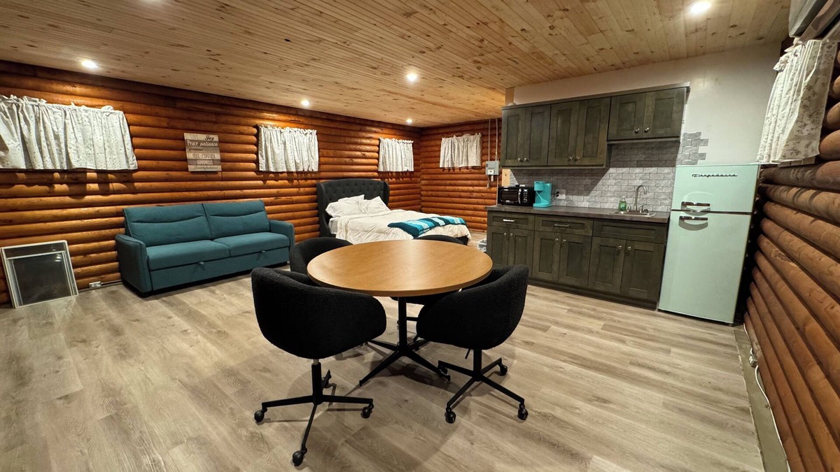 Cambridge Cabin | Cozy log cabin with AC and WiFi in quiet countryside and awesome night sky views