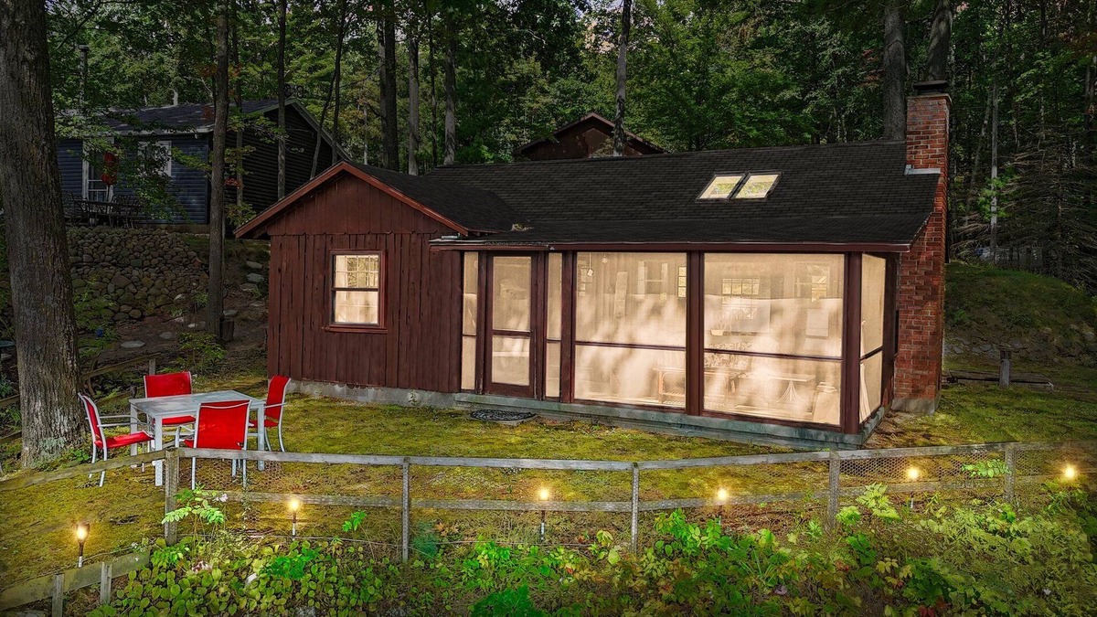 Le Roy Cabin | Cozy log cabin with amazing lake views!