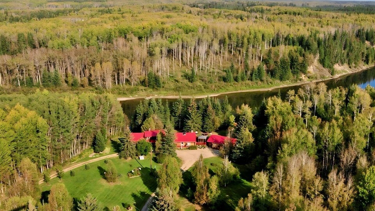 Central Alberta Cabin | Cozy Log Guesthouse with River Views