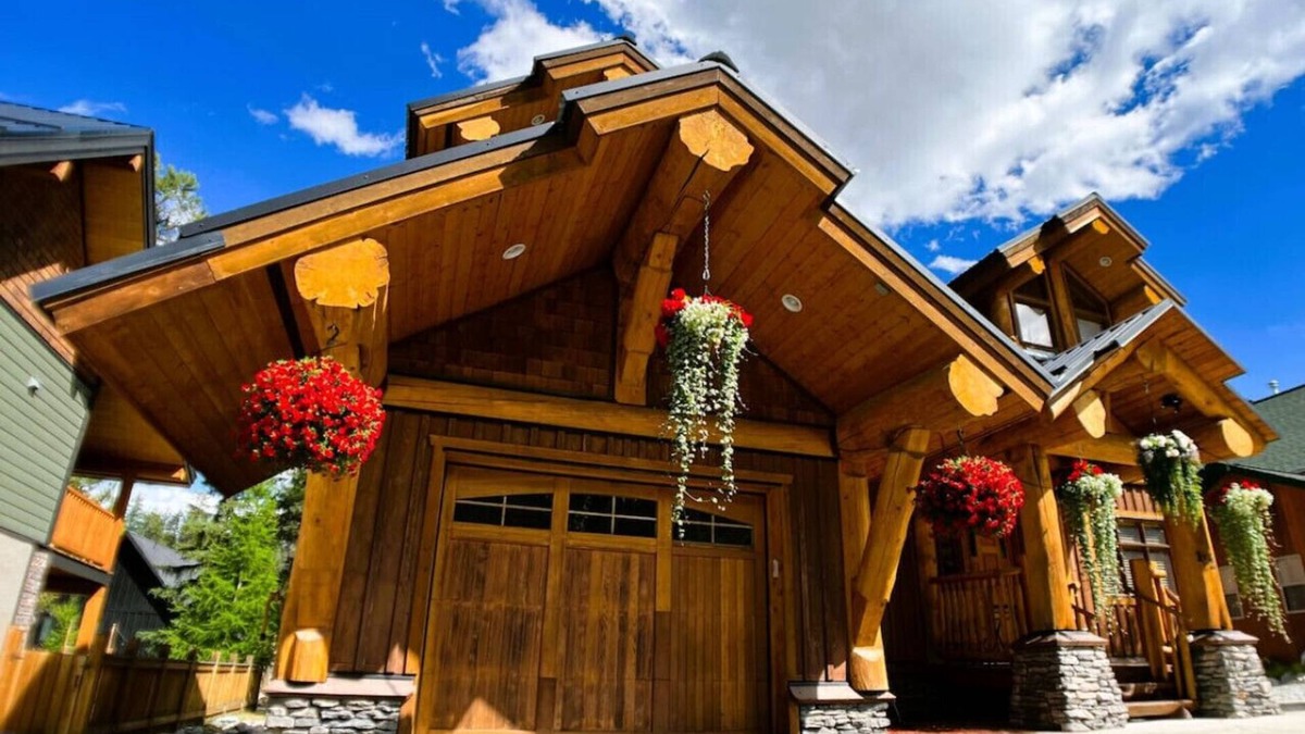East Kootenay Ski Chalet | Cozy Log Home Hot tub Short Flat Walk to Lifts