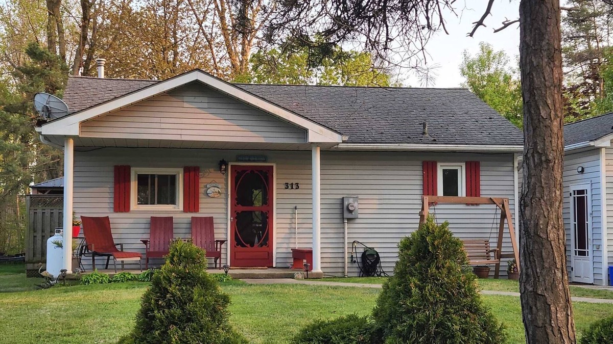 Long Point Cottage | Cozy, Long Point family cottage just a 2 minute walk to the beach
