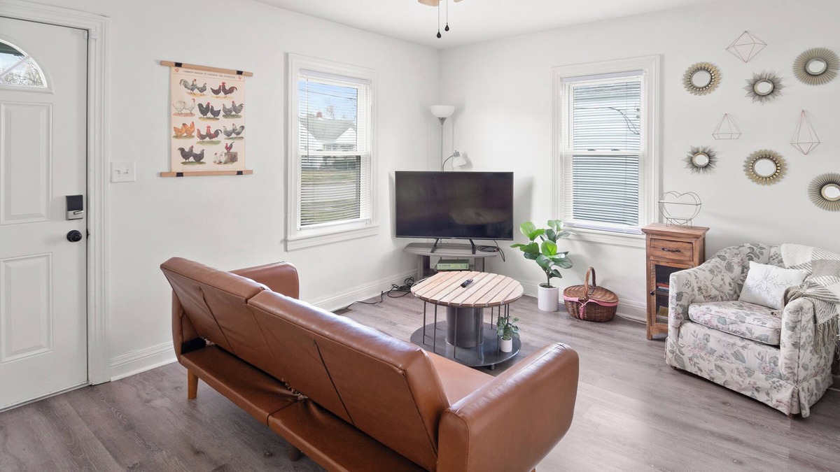 Wyandotte House | Cozy Louisville Home w/Spacious Yard & Parking