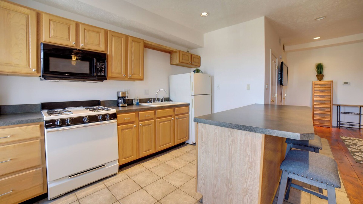 Lowell Apartment | Cozy Lowell Studio ~ 19 Mi to Grand Rapids!