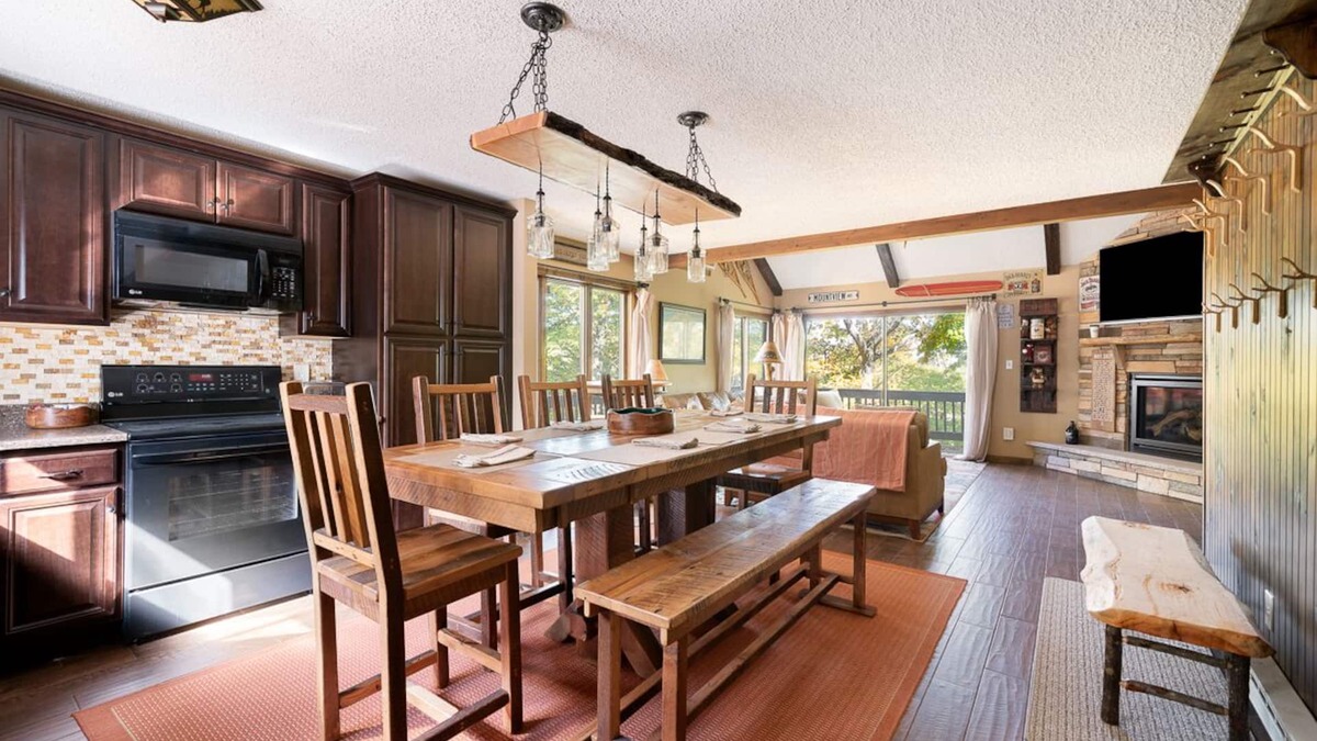Village at Camelback House | Cozy Lux Poconos Mountain Cabin on Camelback Mountain Near Outlets & Waterparks.