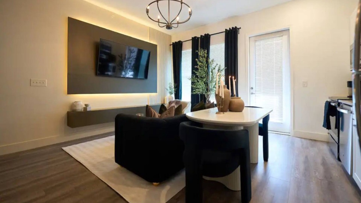 Castleberry Hill Apartment | Cozy Luxe Mercedes-Benz Retreat…6 Min Walk to stadium+Arena!