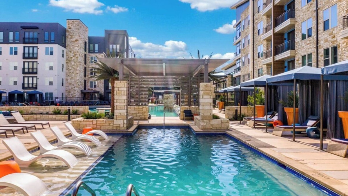 Addison Apartment | Cozy Luxurious Getaway with POOL & Reserved Parking