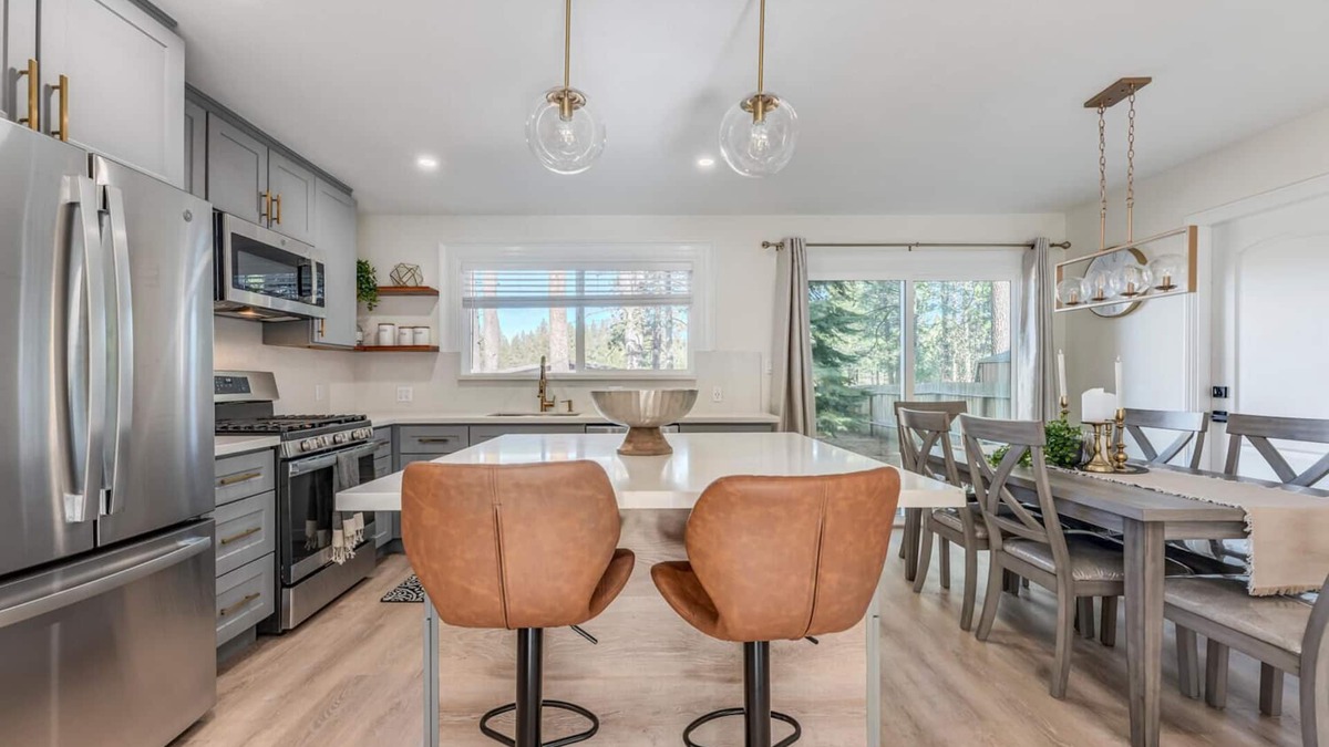 Tahoe Island House | Cozy & Luxury 2 BR SFH, Prof Clean. Book FUN now