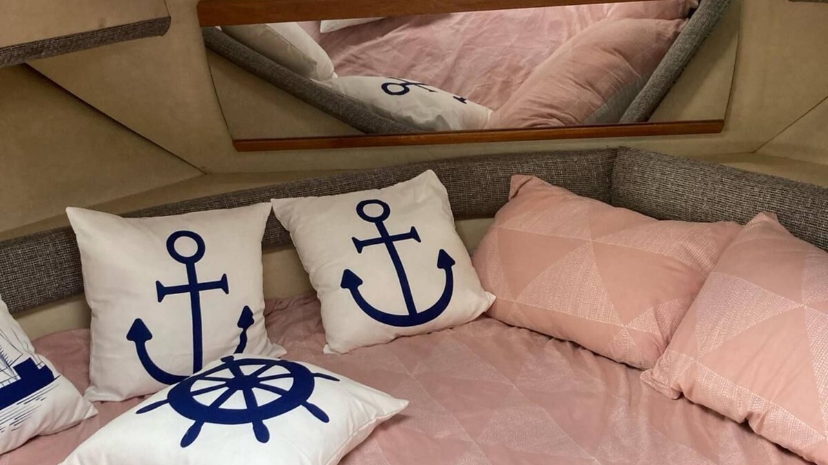 Runnymede Boat Rental | Cozy luxury boat with WiFi, AC in charming Chertsey