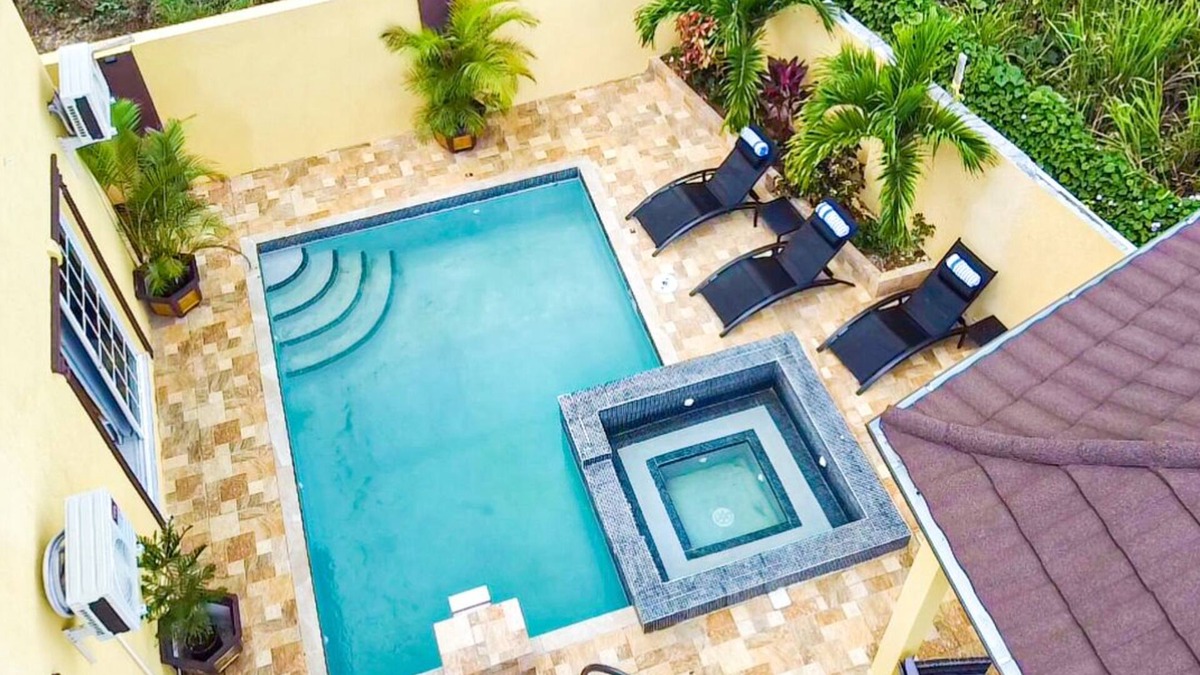 Green Island House | Cozy Luxury Hideaway With Free Wifi,Parking,Swimming Pool&Jacuzzi Near Negril