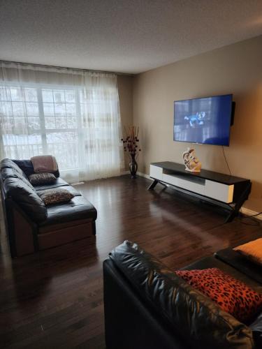 Southeast Edmonton House | Cozy Luxury House