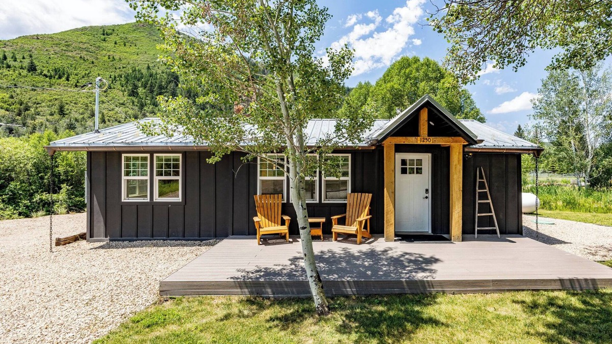 Samak House | Cozy Luxury River Front Home in Kamas with Hot Tub