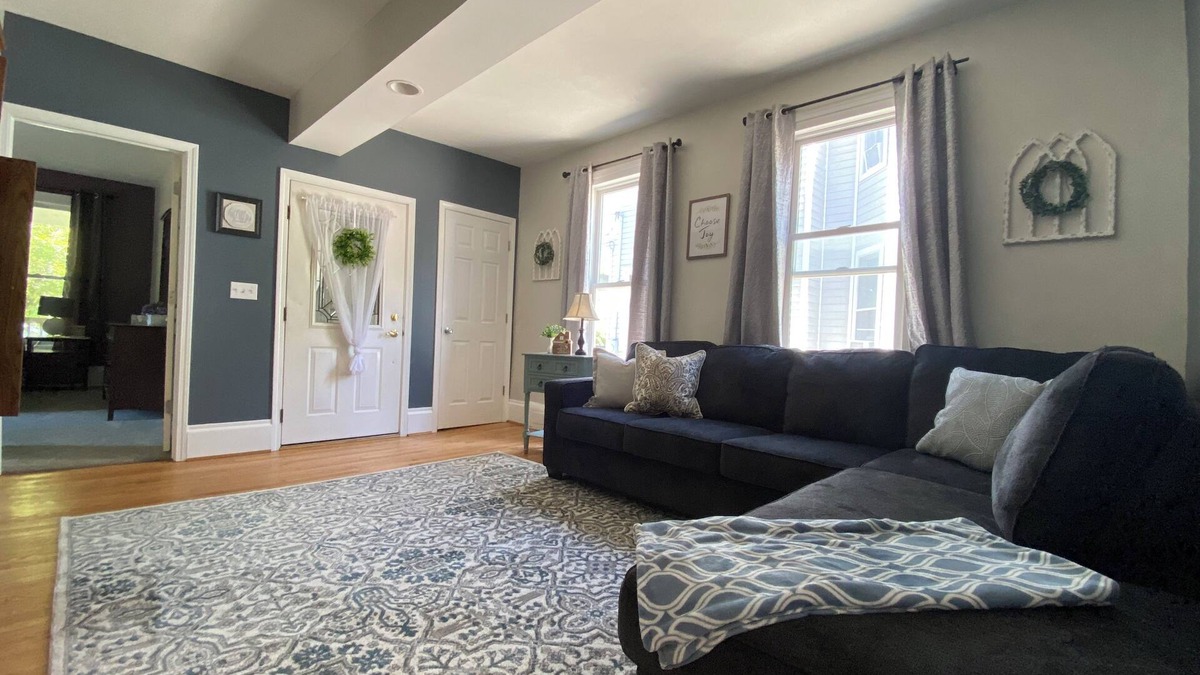 Adrian Apartment | Cozy Main Street Flat