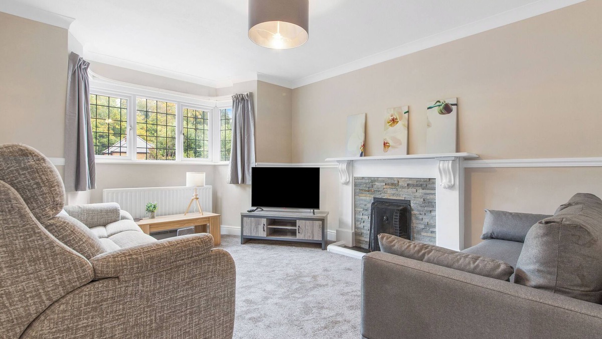 Epsom Apartment | Cozy Maisonette in Langley Vale