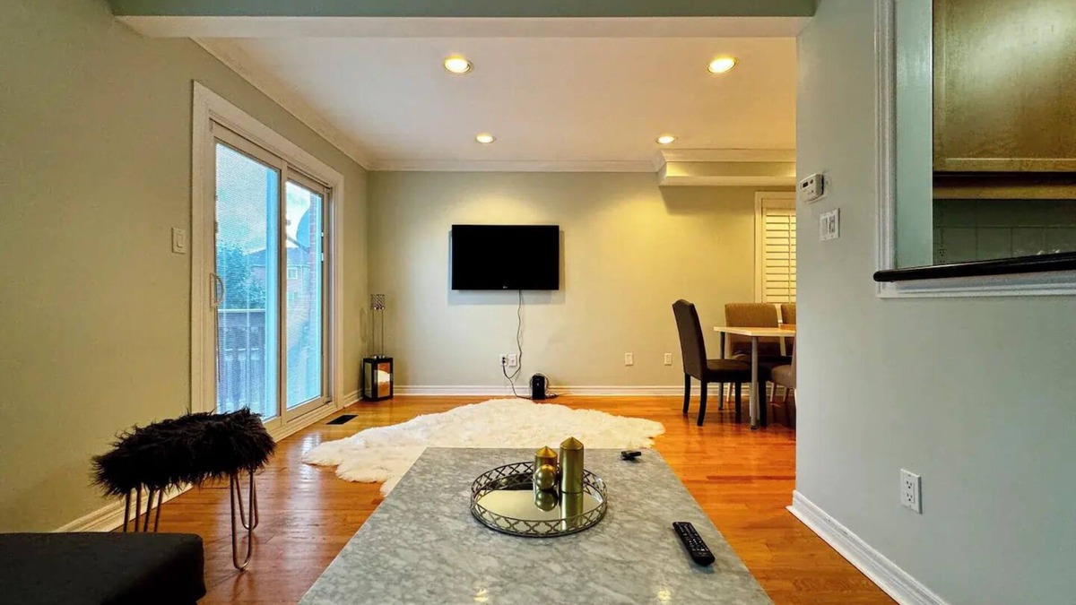 Vaughan House | Cozy Maple Townhouse