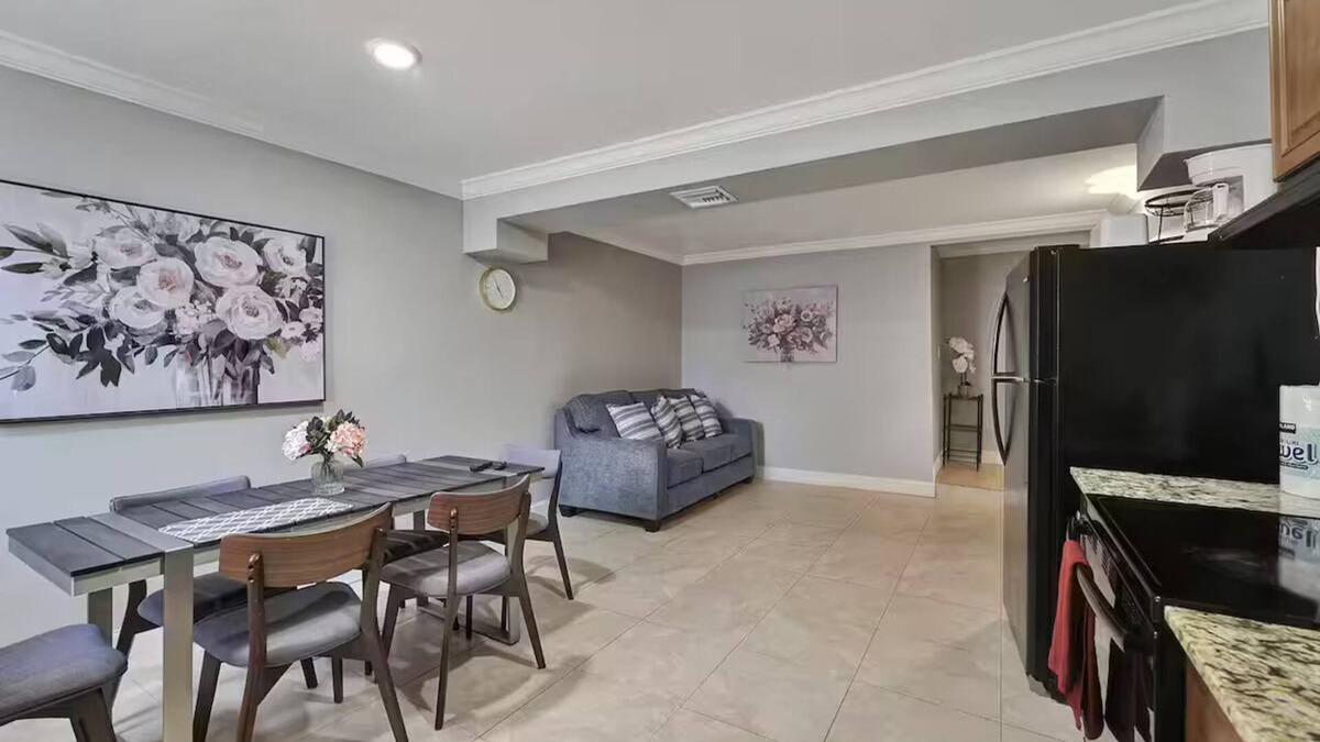 Golden Glades Apartment | Cozy Miami Apt - TOP RATED! ! !