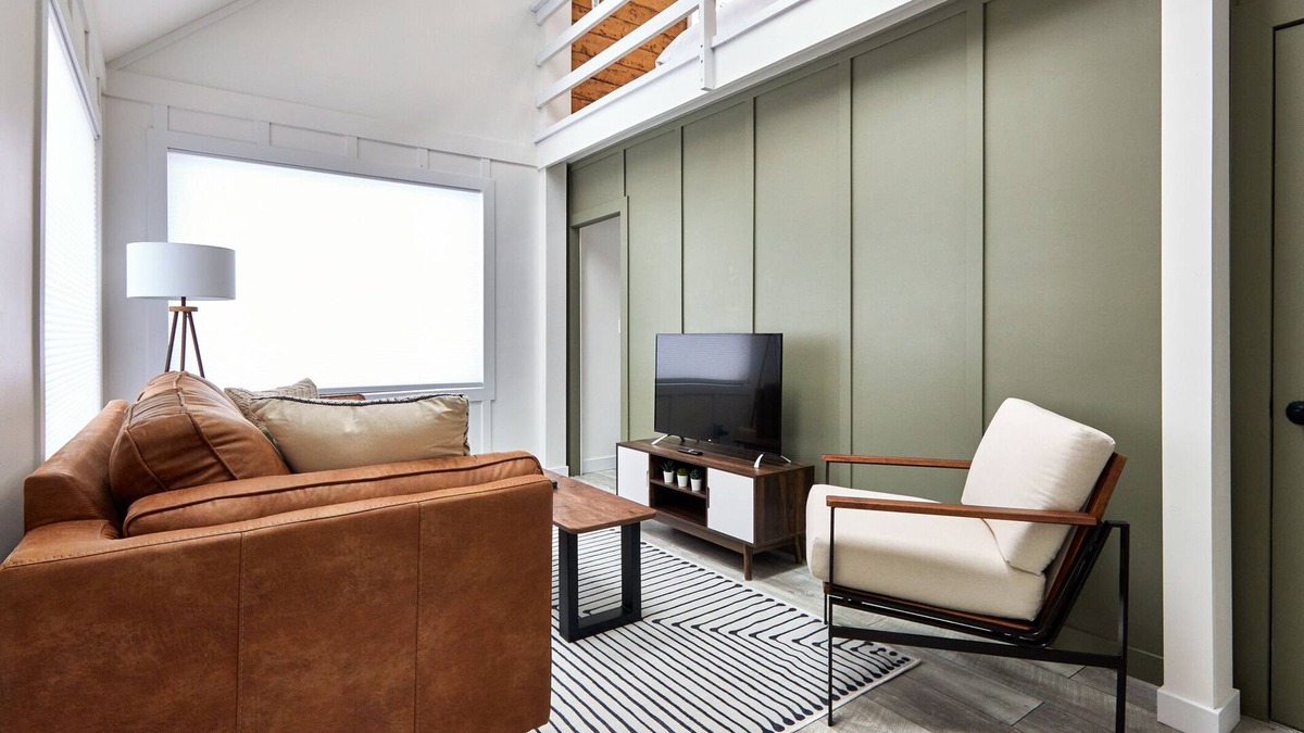 Medicine Hat House | Cozy Mid-Century Modern Home - just steps away from 150km of trails