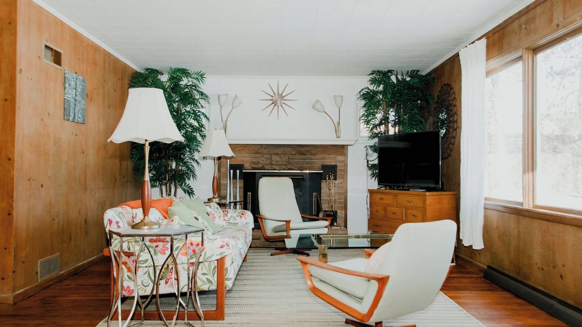 Shorewood-Tower Hills-Harbert House | Cozy Mid-Century Mod by Lake MI&Dunes with Hot Tub