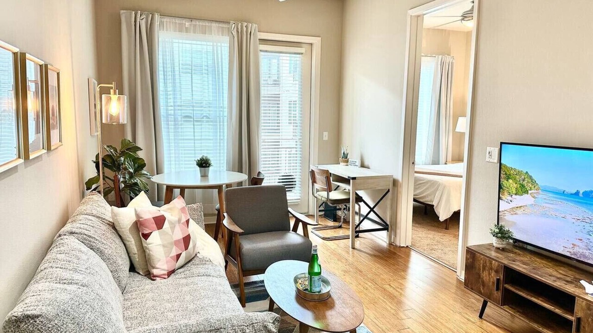 Texas Medical Center Apartment | Cozy Mid Century Modern |MD Anderson| FREE Parking
