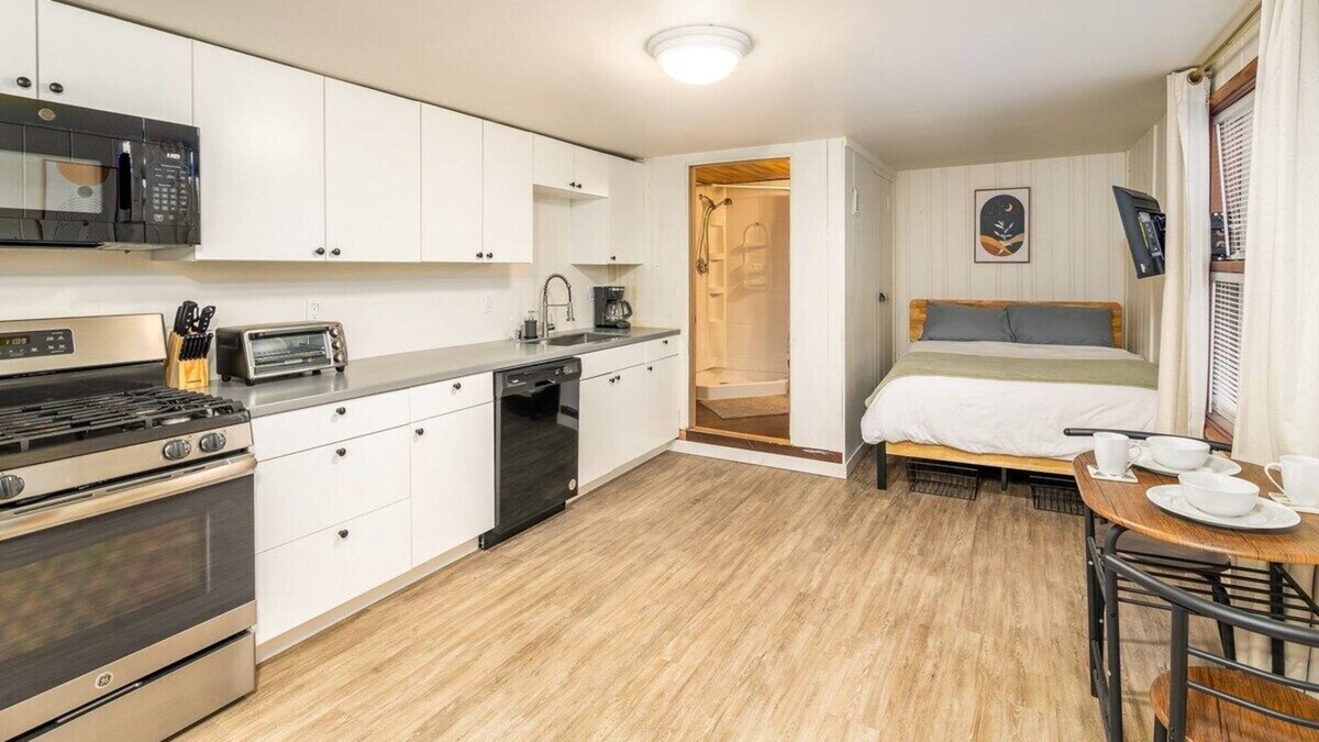 Mount Vernon Apartment | Cozy minimalist studio apartment