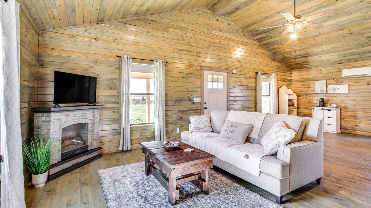 New Site Cabin | Cozy Mississippi Cabin w/Covered Porch & Grill!