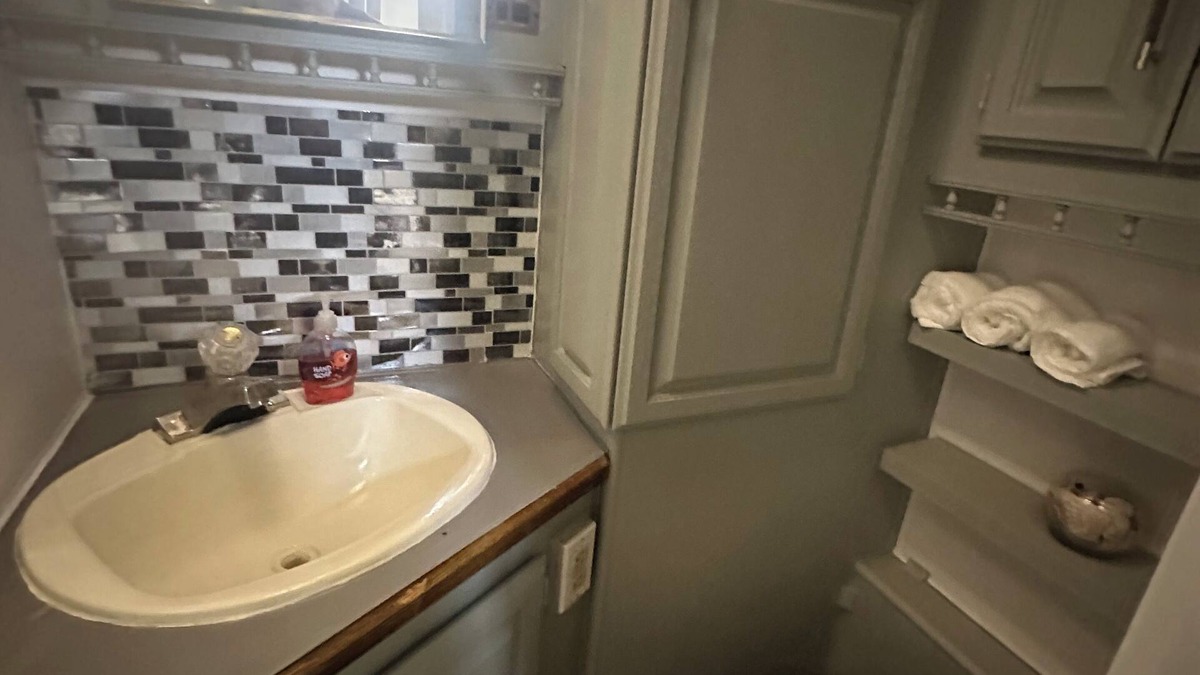 Benton City House | Cozy mobile home on the river in Benton City with WiFi and AC