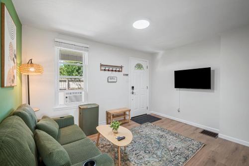 Natrona Heights Apartment | Cozy & Modern 1 Bdr Apt Natrona