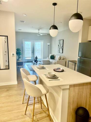 Loughman Apartment | Cozy Modern 1 Bedroom Apartment