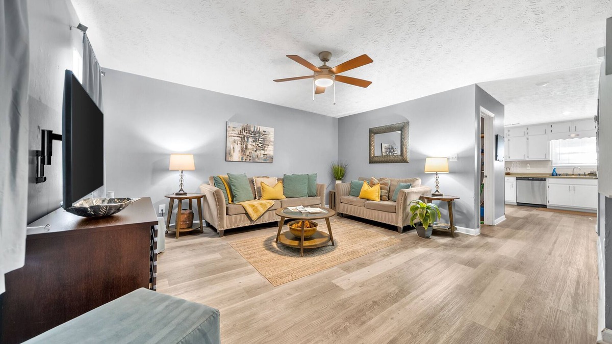 Jonesboro House | Cozy, modern 2 story townhome!