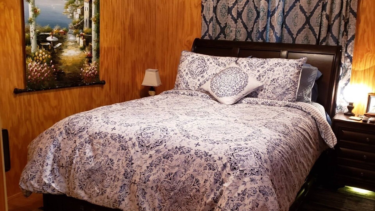 Oscar Cabin | Cozy modern 700 sq ft cabin on US Hwy 70 & 81- 8 MI to Waurika Lake & Red River